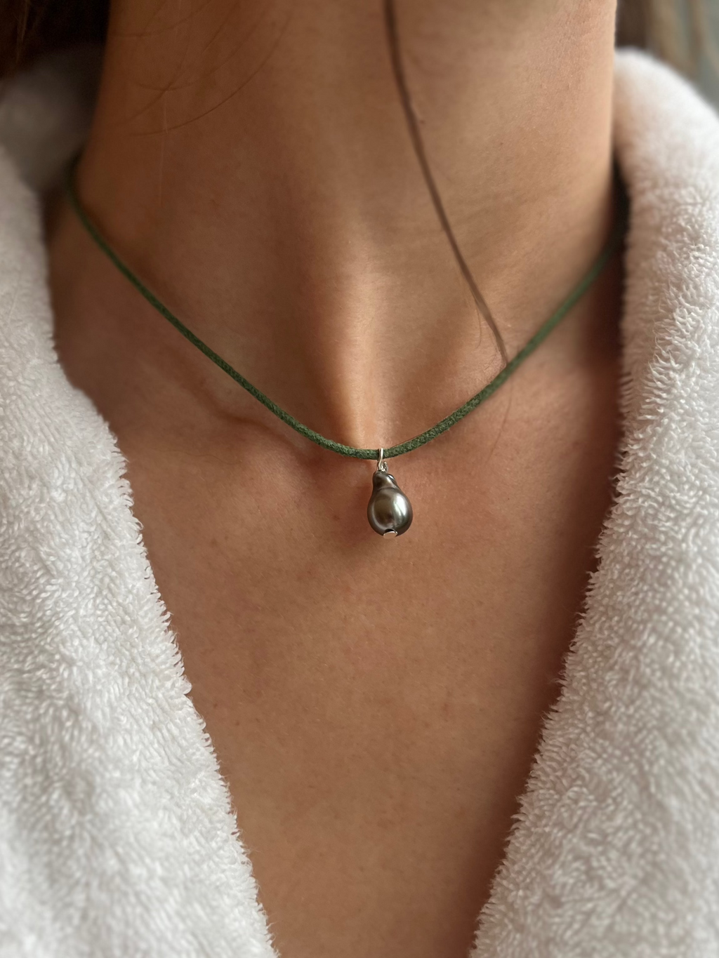 Milano Pearl Choker in Cypress Green